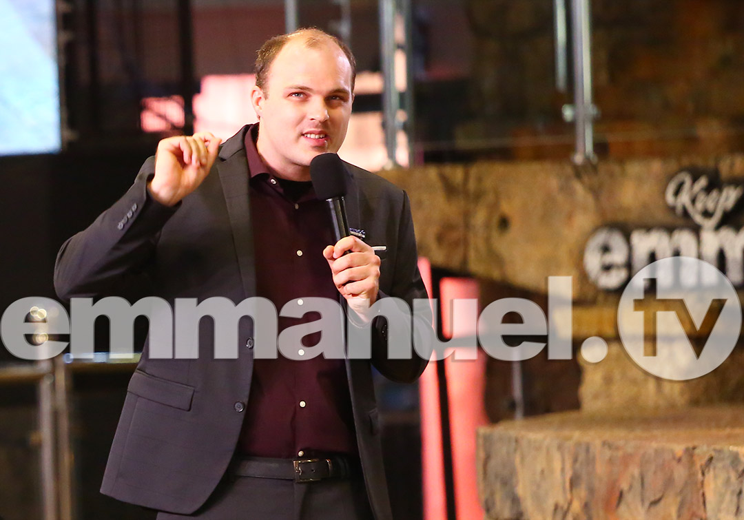 PLUS JAMAIS LIÉ ET ACCABLÉ