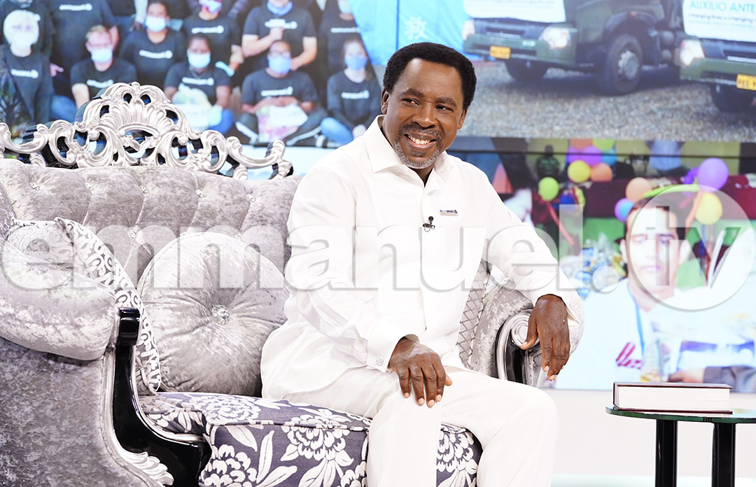 DEUS MEDE NOSSAS VIDAS POR NOSSO AMOR